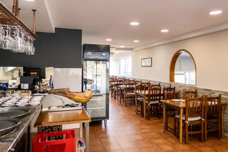 La barra, con el jamón cortado a cuchillo