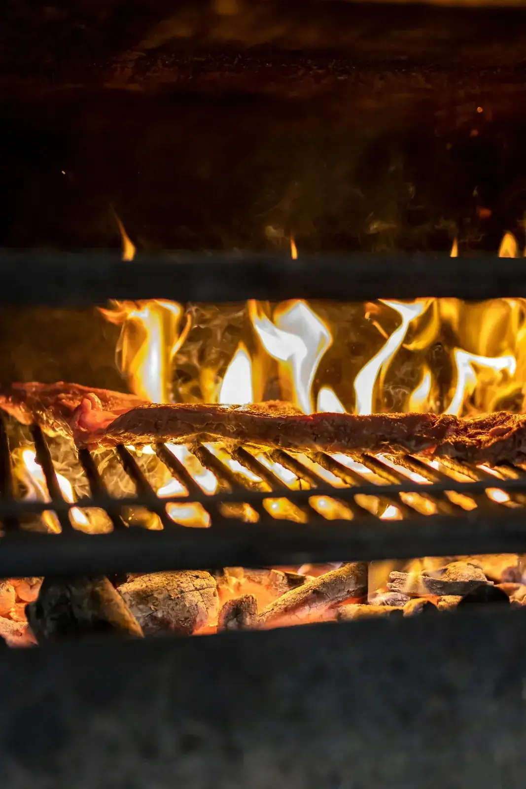 Carne a la brasa sobre las llamas