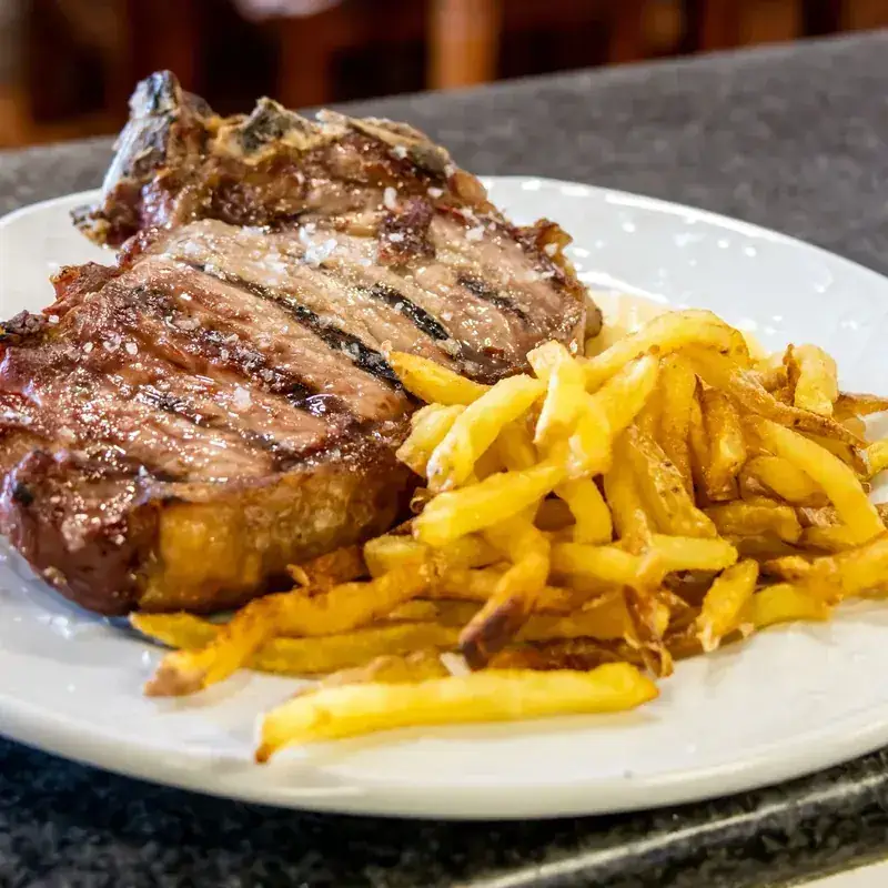 Chuleta a la brasa con patatas fritas caseras