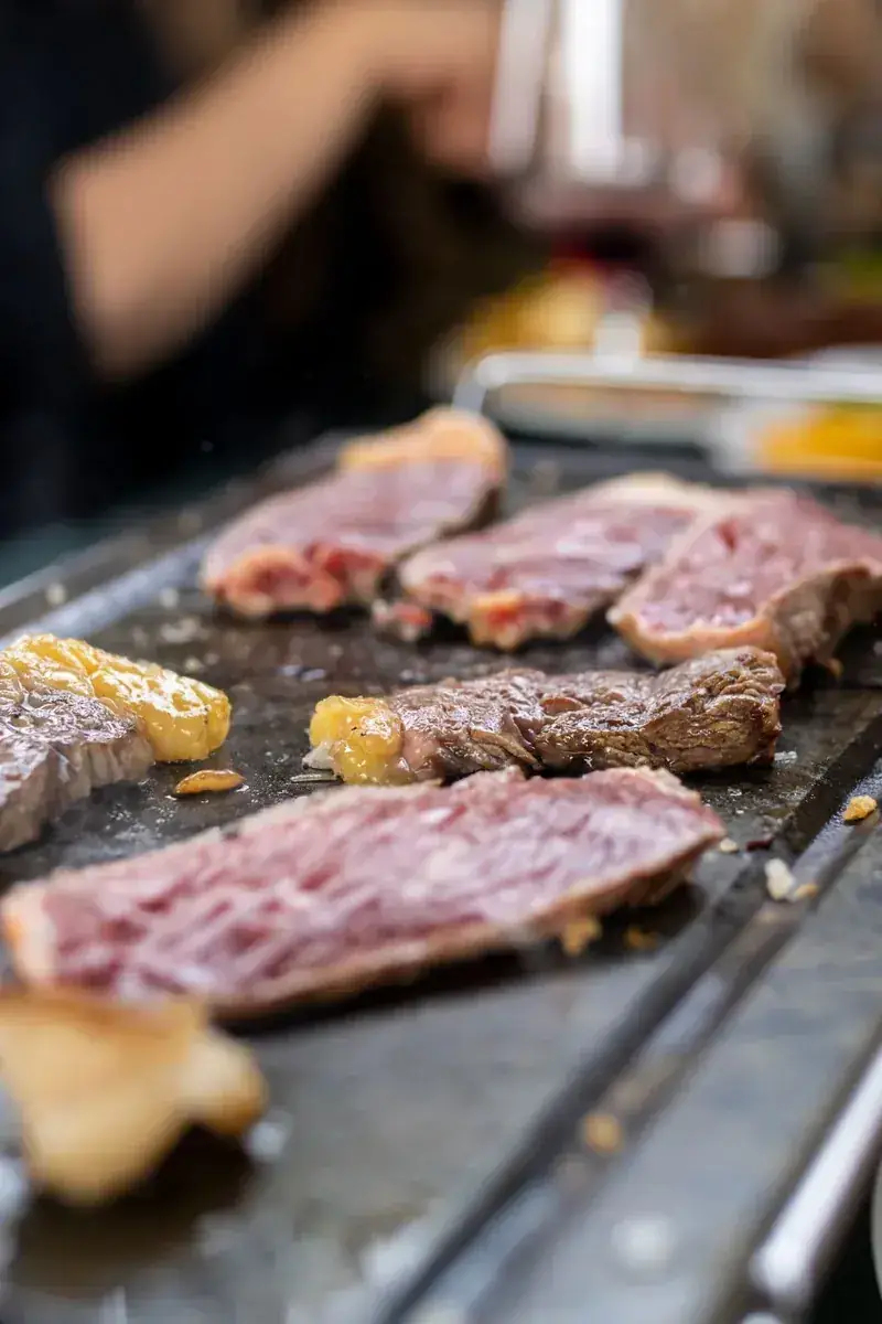 Carne a la piedra hecha en la mesa
