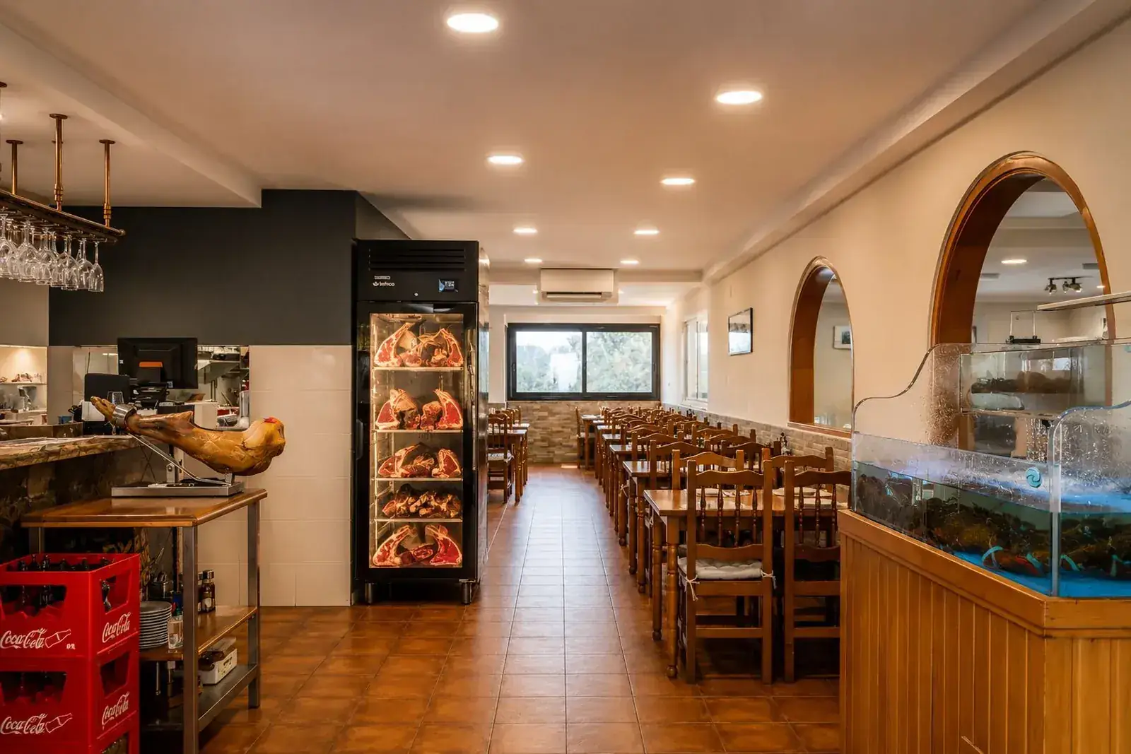 La sala, con la cámara de maduración y el vivero de marisco