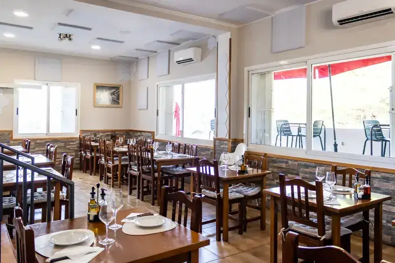La sala, con los ventanales a la terraza