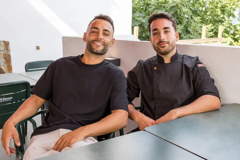 Los dos socios de El Mirador Gallego sentados en la terraza