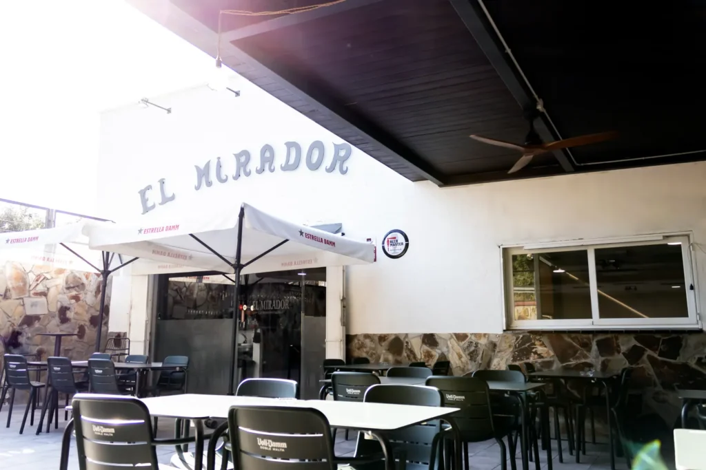 La entrada, desde la terraza de abajo