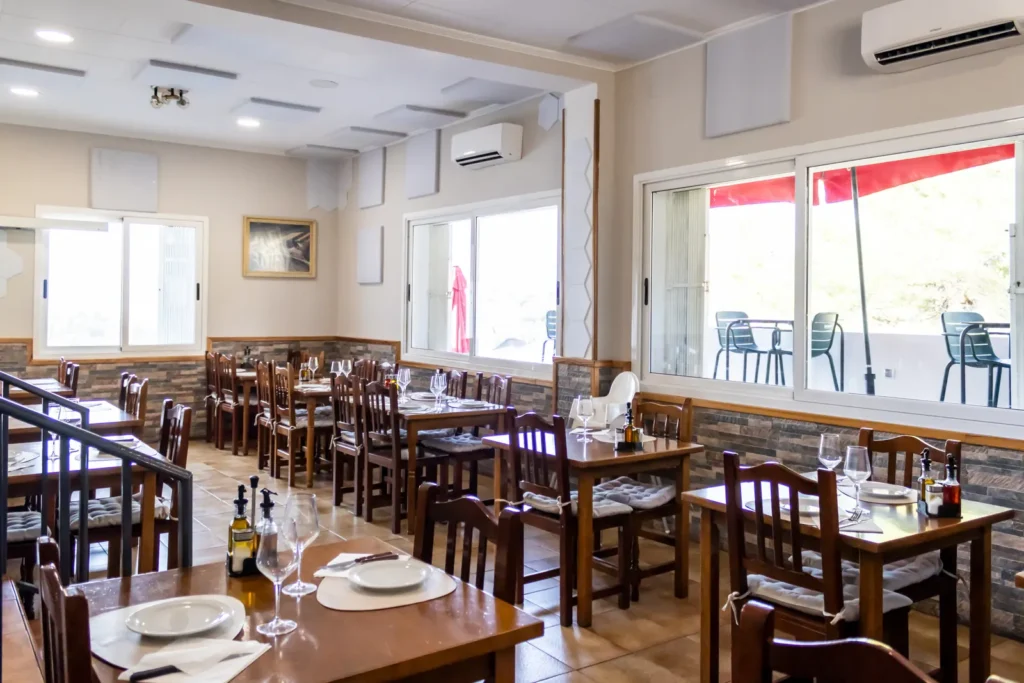 La sala, con los ventanales a la terraza