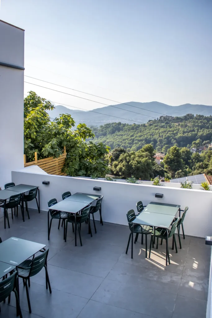 Mesas de la terraza frente a la montaña