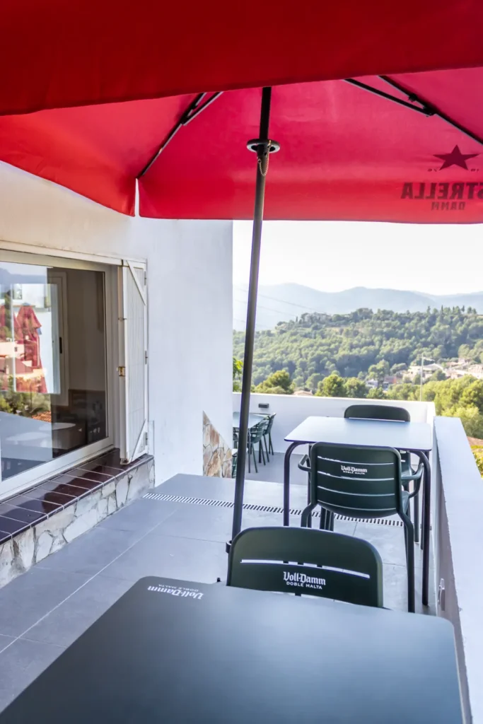 Mesa de terraza a la sombra