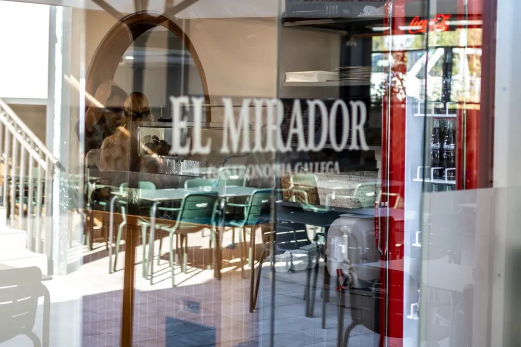 El cristal de la entrada